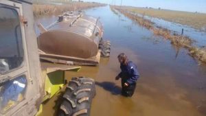 Se agrava la situación para los tamberos de Emilio Bunge en medio de las inundaciones 1 WhatsApp Image 2017-04-18 at 12.37.17