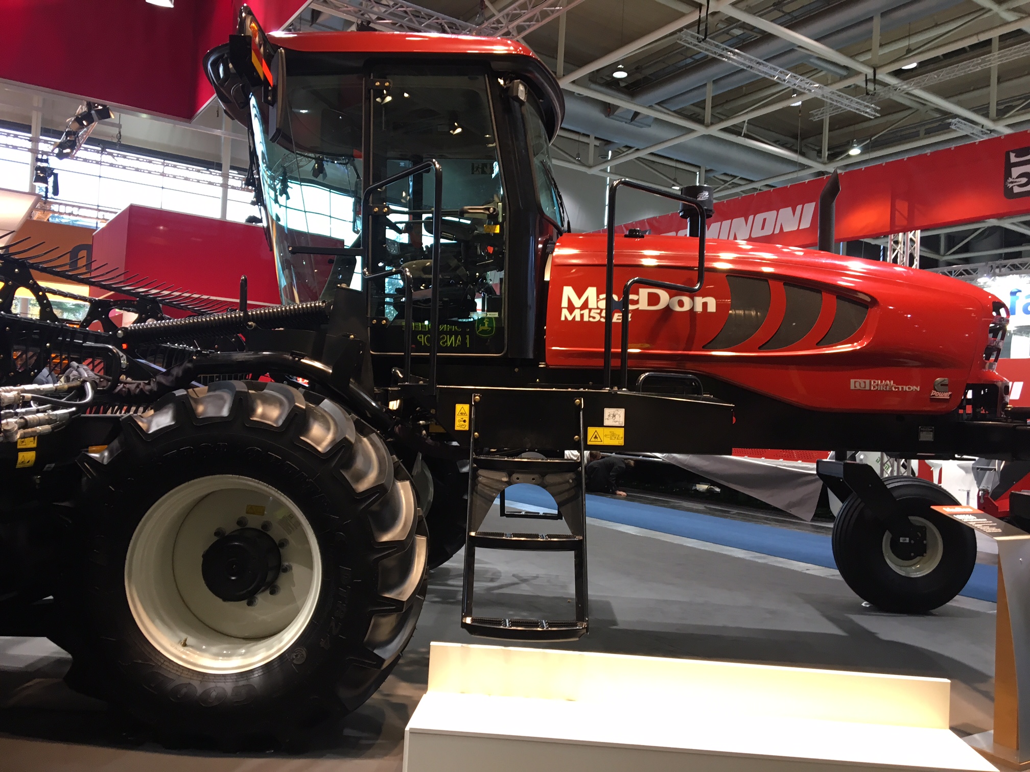 MacDon se renovó y lanzó la F1 con nuevo sistema hidráulico en Agritechnica 2 IMG_6730
