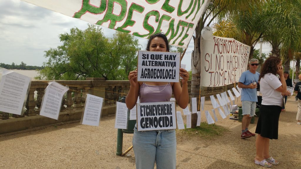 Etchevehere no descartó la instalación de pasteras en el país y le llovieron críticas 1 ambientalistas contra etchevehere