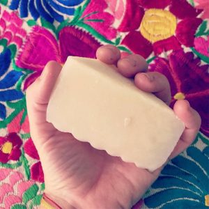 Creó una línea de jabones y repelentes naturales inspirada en su hija y hoy es un éxito 2 labotica3