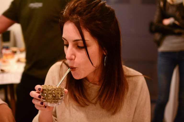 Abrió un "Mate Bar Boutique" con más de 30 tipos de yerba originales 1 mate alert 3