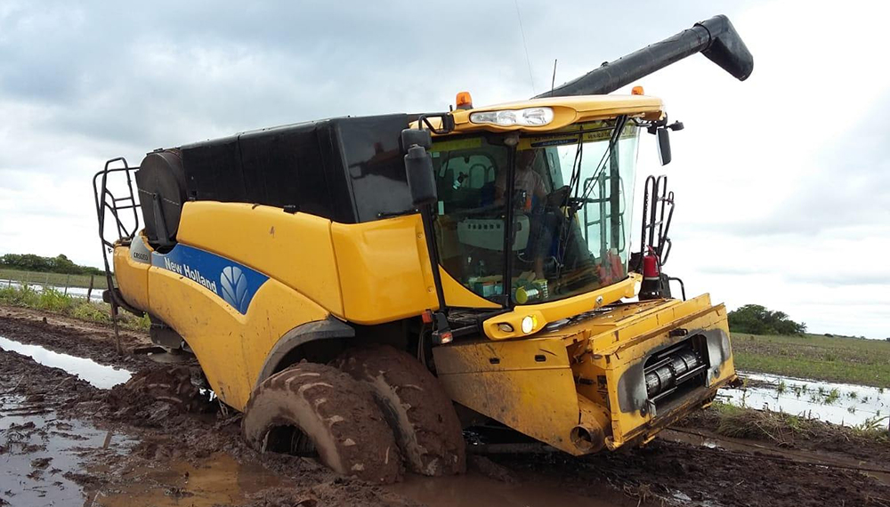 Coninagro solicitó obras en los campos y una Ley de Seguro Multirriesgo 1 cosechadora inundaciones