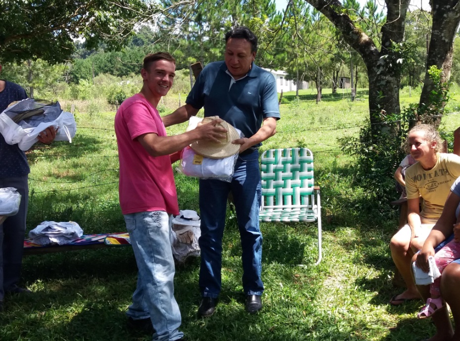 Los jóvenes se interesan cada vez más por la apicultura y apuestan a quedarse trabajando en sus chacras 1 ifai api