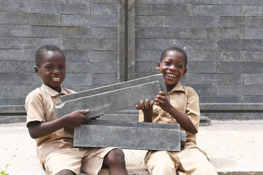 Una empresa colombiana transforma el plástico en educación en África 1 ladrillos de plastico