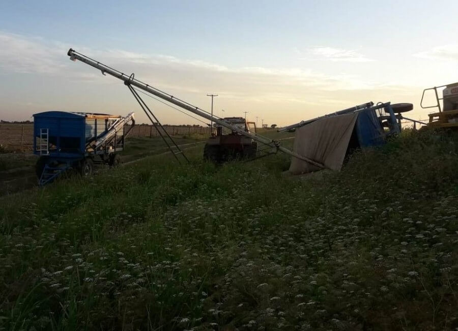 Murieron dos trabajadores rurales aplastados por una tolva cargada en Córdoba 1 tolva 2