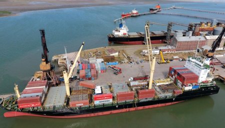 barco en el puerto de bahía blanca