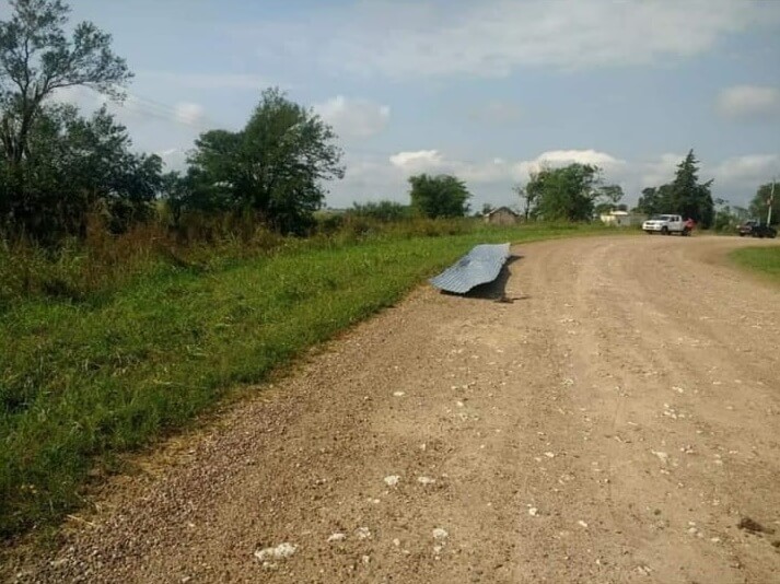 Destrozos al oeste de Entre Ríos por un tornado 3 chapa en el camino