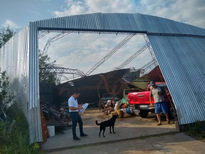 Destrozos al oeste de Entre Ríos por un tornado 1 galpon destruido por un tornado