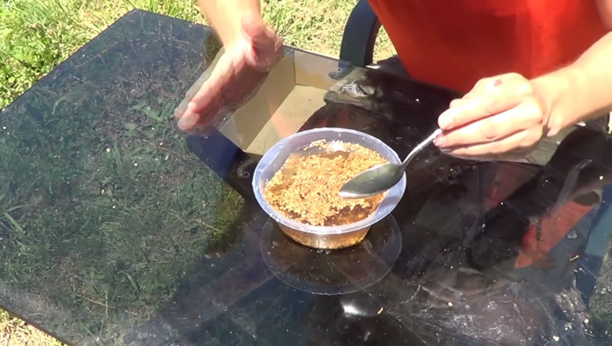 semillas en agua siendo filtradas