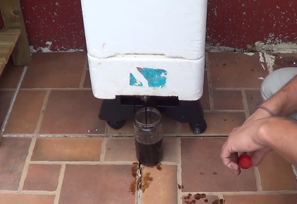 vermicompostera llenando un frasco