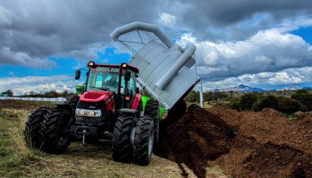 tractor farmall jx90 trabajando con turba