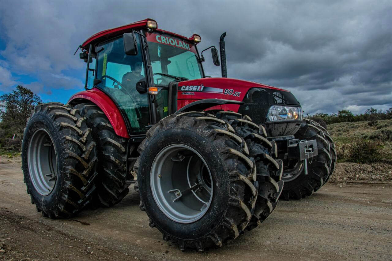 Un tractor proporciona fuerza y resistencia en el sur argentino 1 tractor farmall jx90 en tierra del fuego