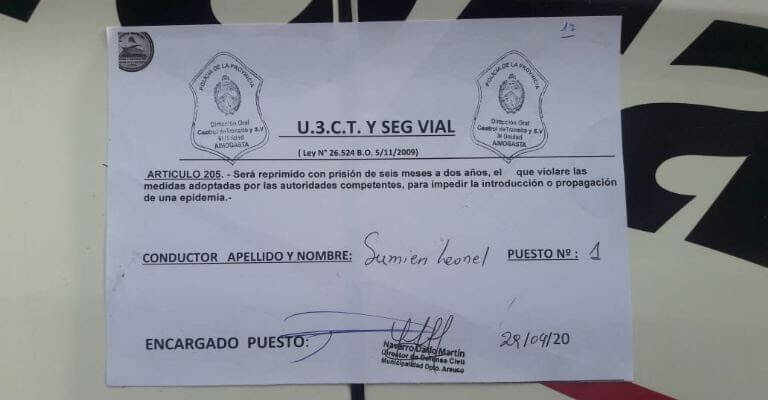 De locos: fajan las puertas de camiones con el chofer adentro para que no pueda bajar 1 1 1