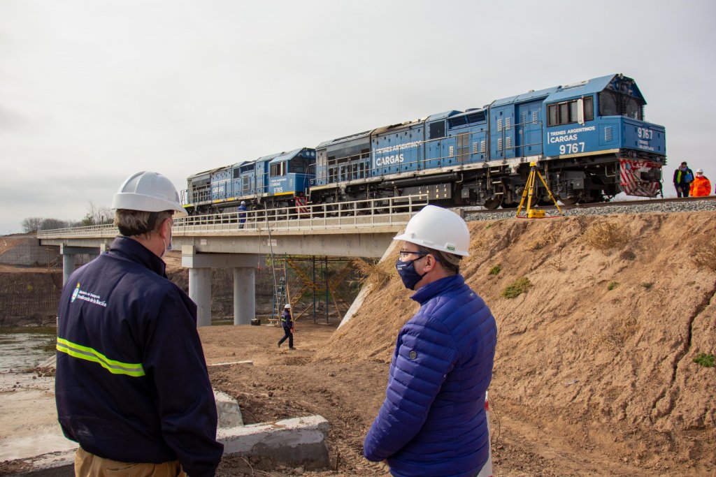 Chequearon con éxito el nuevo puente ferroviario Carcarañá y el Belgrano Cargas quedó a un paso de Timbués 1 puente ferroviario carcarañá 1