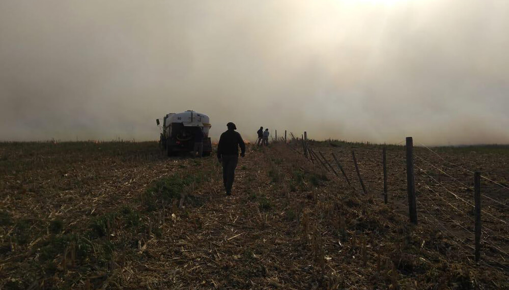 El hombre detrás de la foto viral: quién es Sergio Cotoloni, el productor que combatió el incendio en su campo 1 incendio3