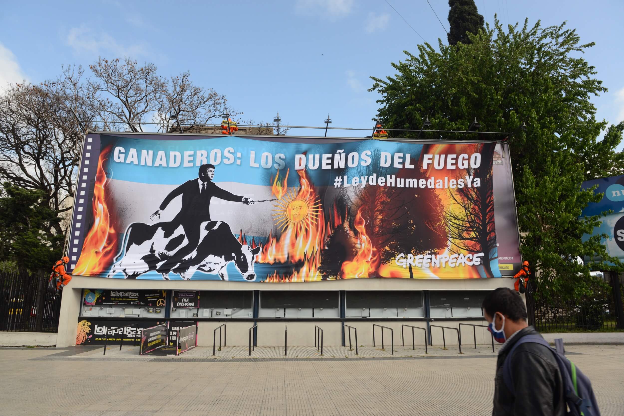 Así fue la intervención de Greenpeace en la Rural: "Los ganaderos son los dueños del fuego" 4 GPA 0541