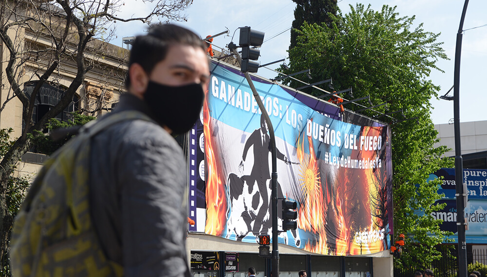 Así fue la intervención de Greenpeace en la Rural: "Los ganaderos son los dueños del fuego" 1 GPA 0593