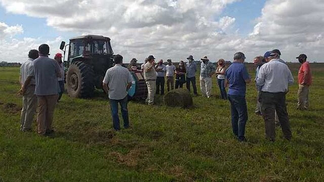 El ministerio de Desarrollo Agrario presenta un mini rotoenfardadora
