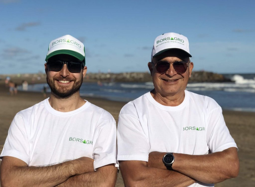 Innovación argentina: padre e hijo productores idearon una pulverizadora que se monta en la pick up 2 Socios padre e hijo scaled e1670594360488