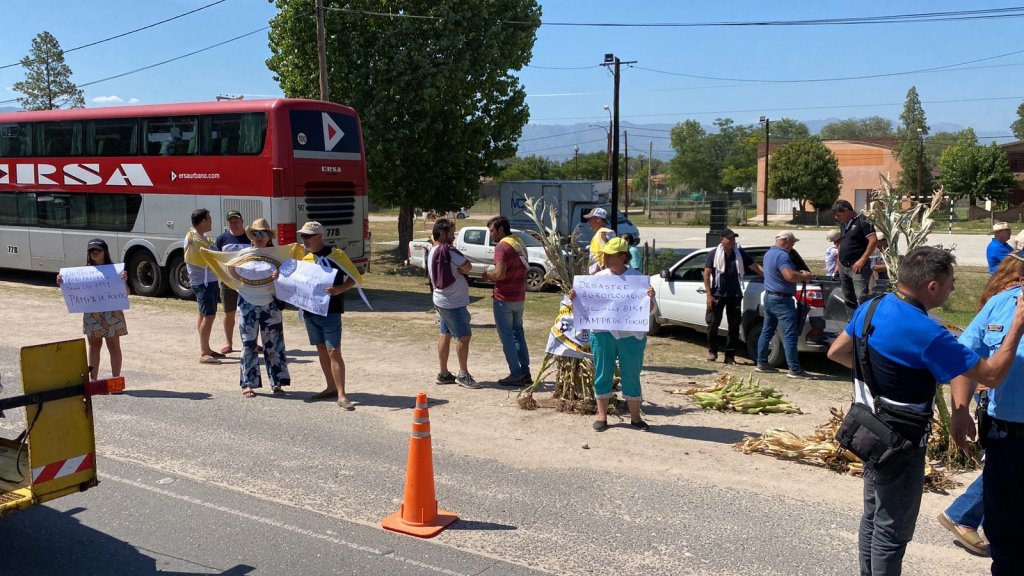 La helada destruyó 50.000 hectáreas en Traslasierra y hubo una movilización de productores 1 pampa pocho protesta
