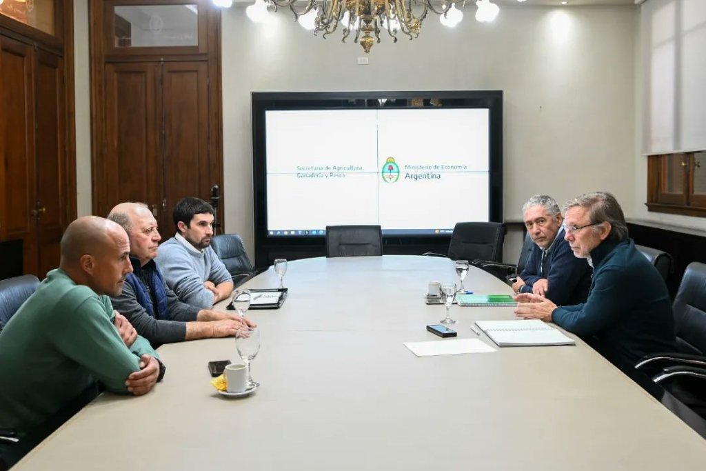 El Gobierno analiza una nueva ayuda económica para los productores porcinos 1 reunion