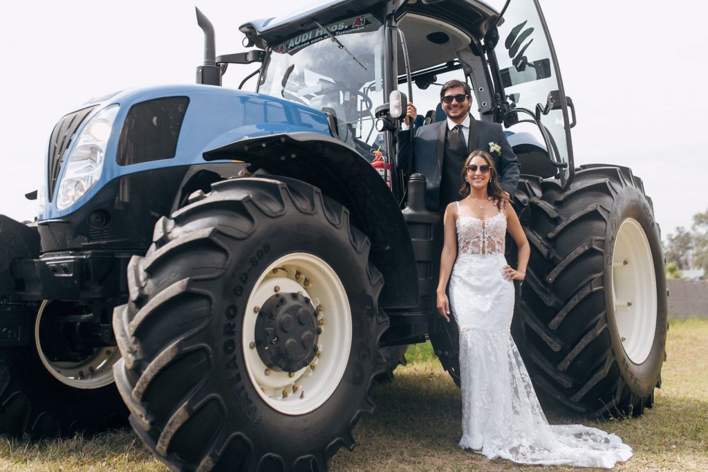 Del campo al altar: Noelia y Gustavo, la pareja tucumana que llegó a su boda en un tractor 1 tractor boda gustavo noelia