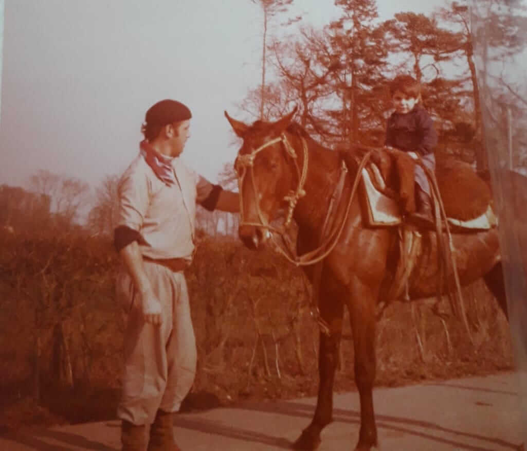 En la pandemia se fue al campo, reabrió un viejo “boliche” rural y hoy le da vida al pueblo 2 El papa y Marines a caballo