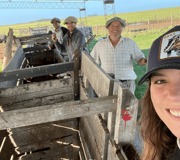 Mónica, de la adolescente que "odiaba el campo" a la cabañera que lleva 40 años criando bovinos Limousin 5 Antonella en la manga La hija de Monica