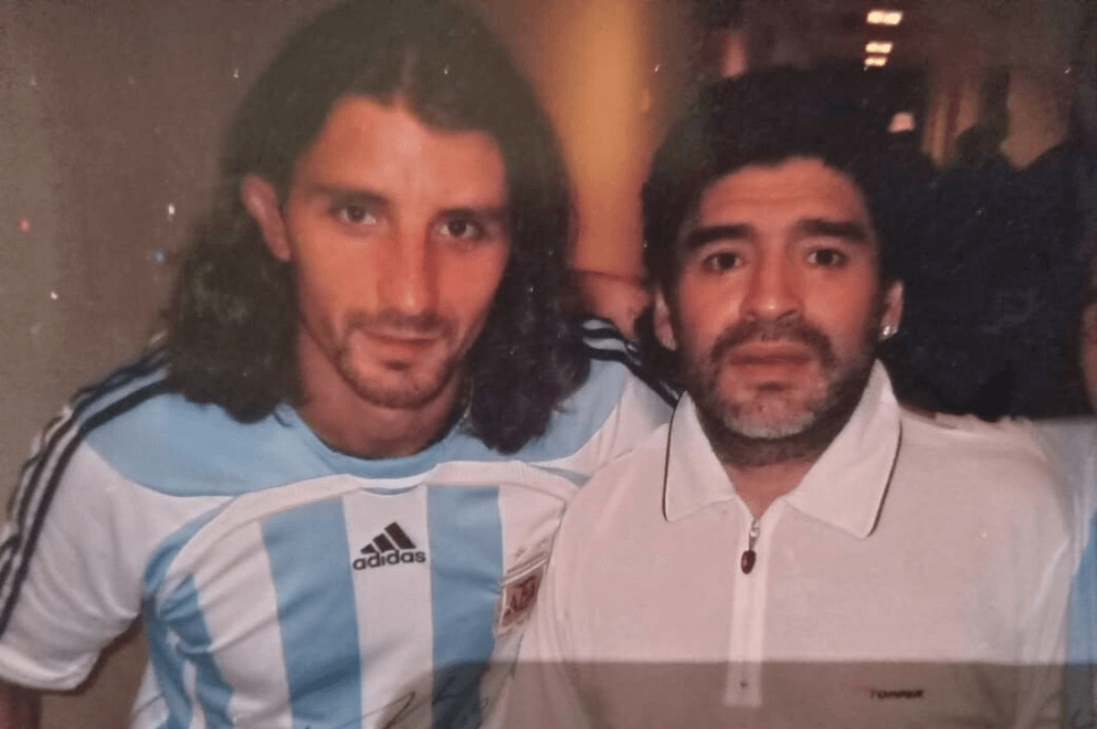 Fue futbolista, jugó en Europa y hoy trabaja como ingeniero agrónomo: “El campo es mi cable a tierra” 3 quique ortiz con maradona
