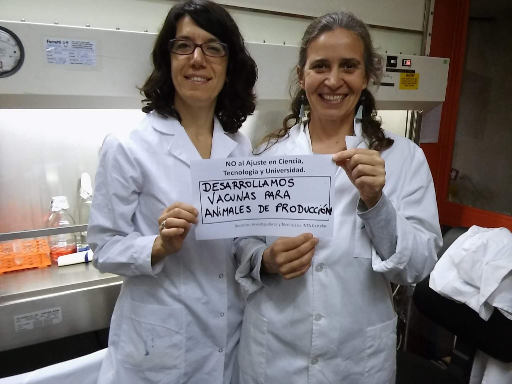 Gabriela, la bióloga que hace 30 años mejora vacunas en el INTA: “La ciencia se hace en equipo” 2 INTA lab 2016 rotated