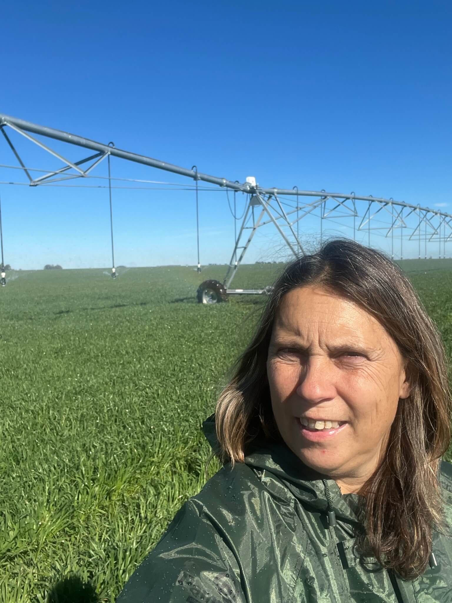 Carolina en el campo con el equipo de riego uno de sus ultimos proyectos