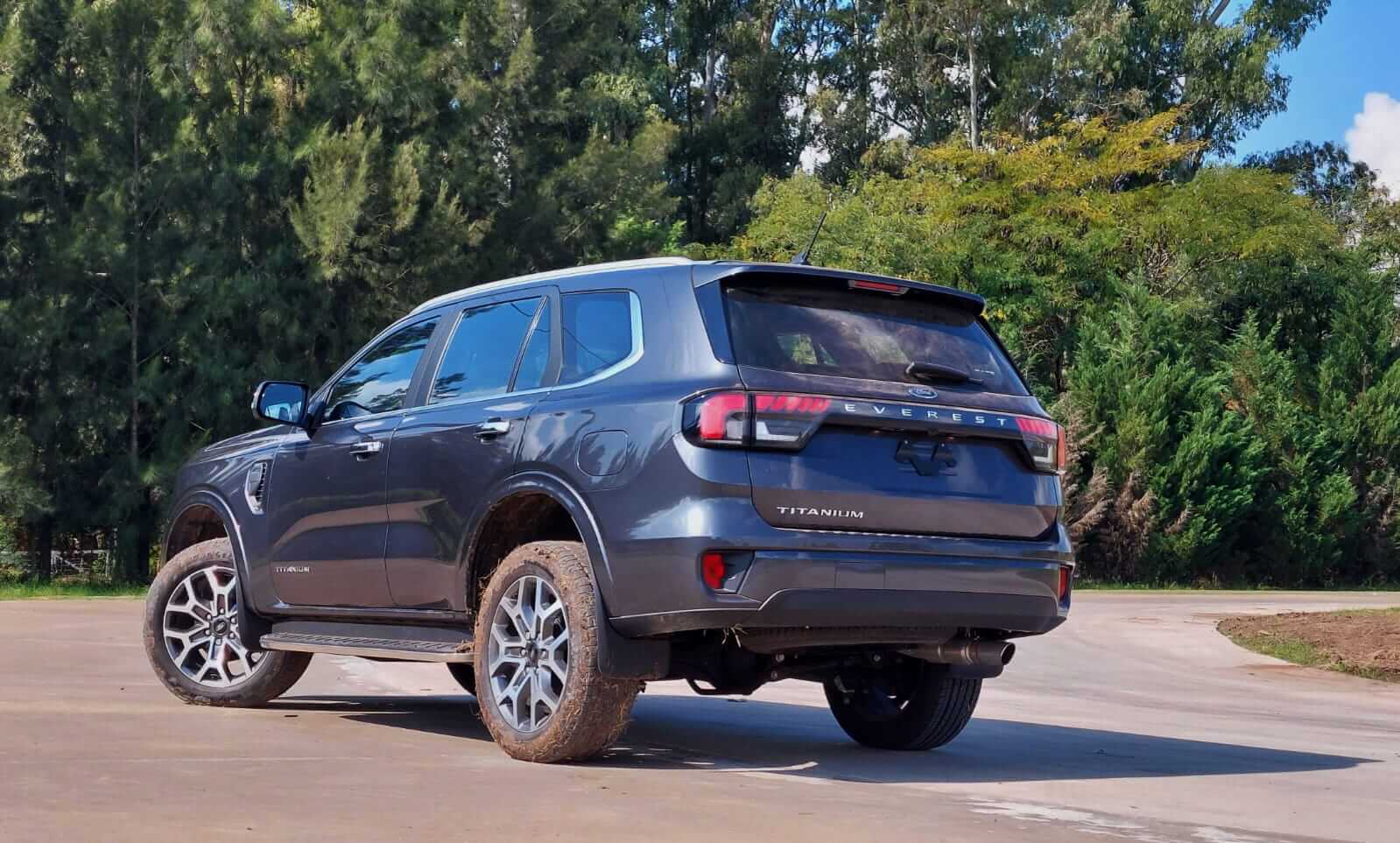 ford everest de atras
