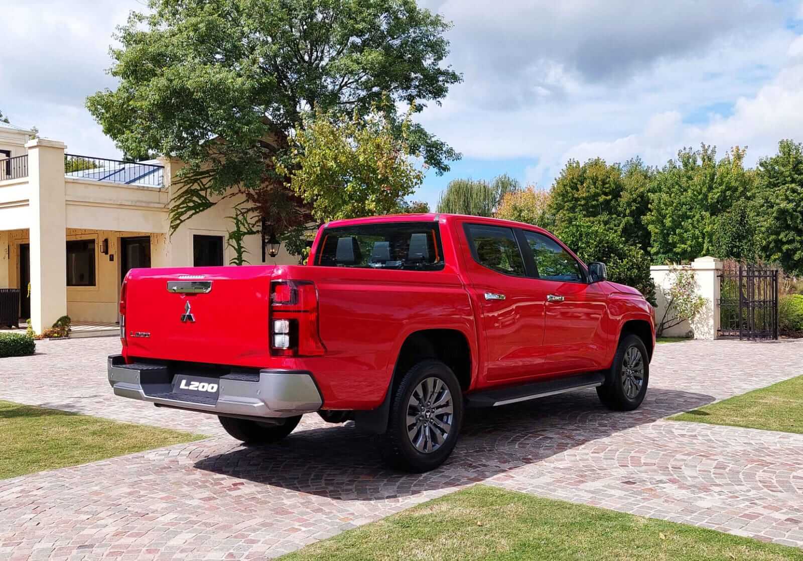 mitsubishi l200 de atras
