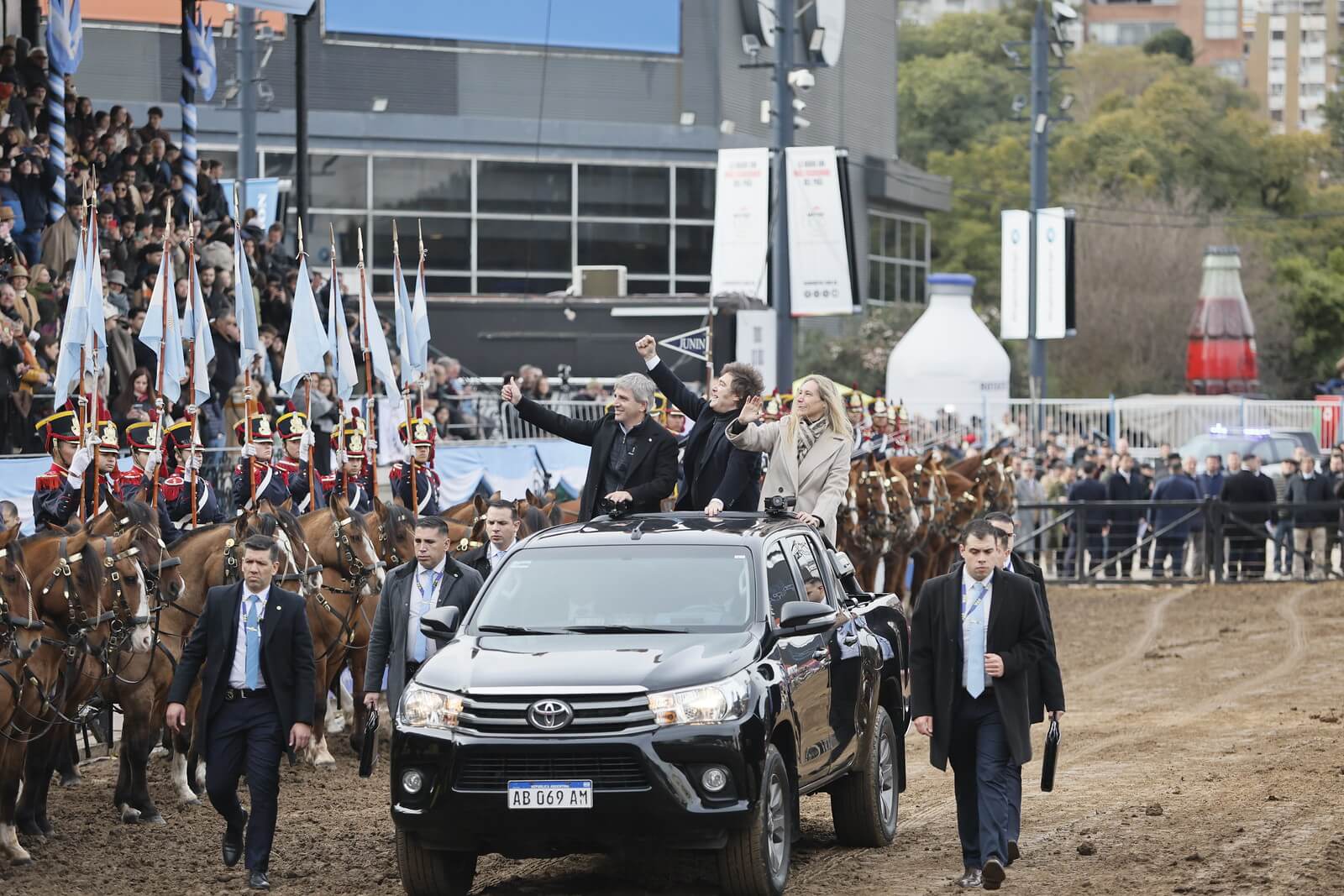 caputo milei karina camioneta