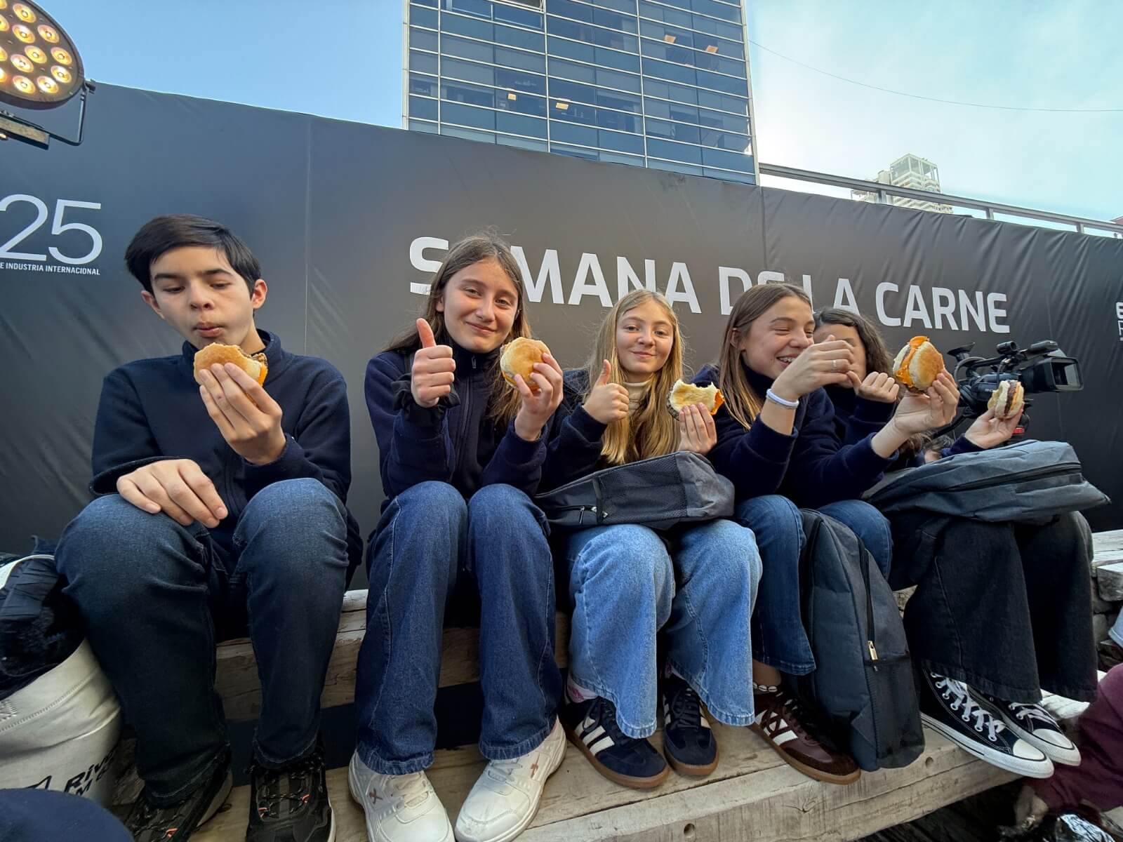 chicos comiendo fans de la carne