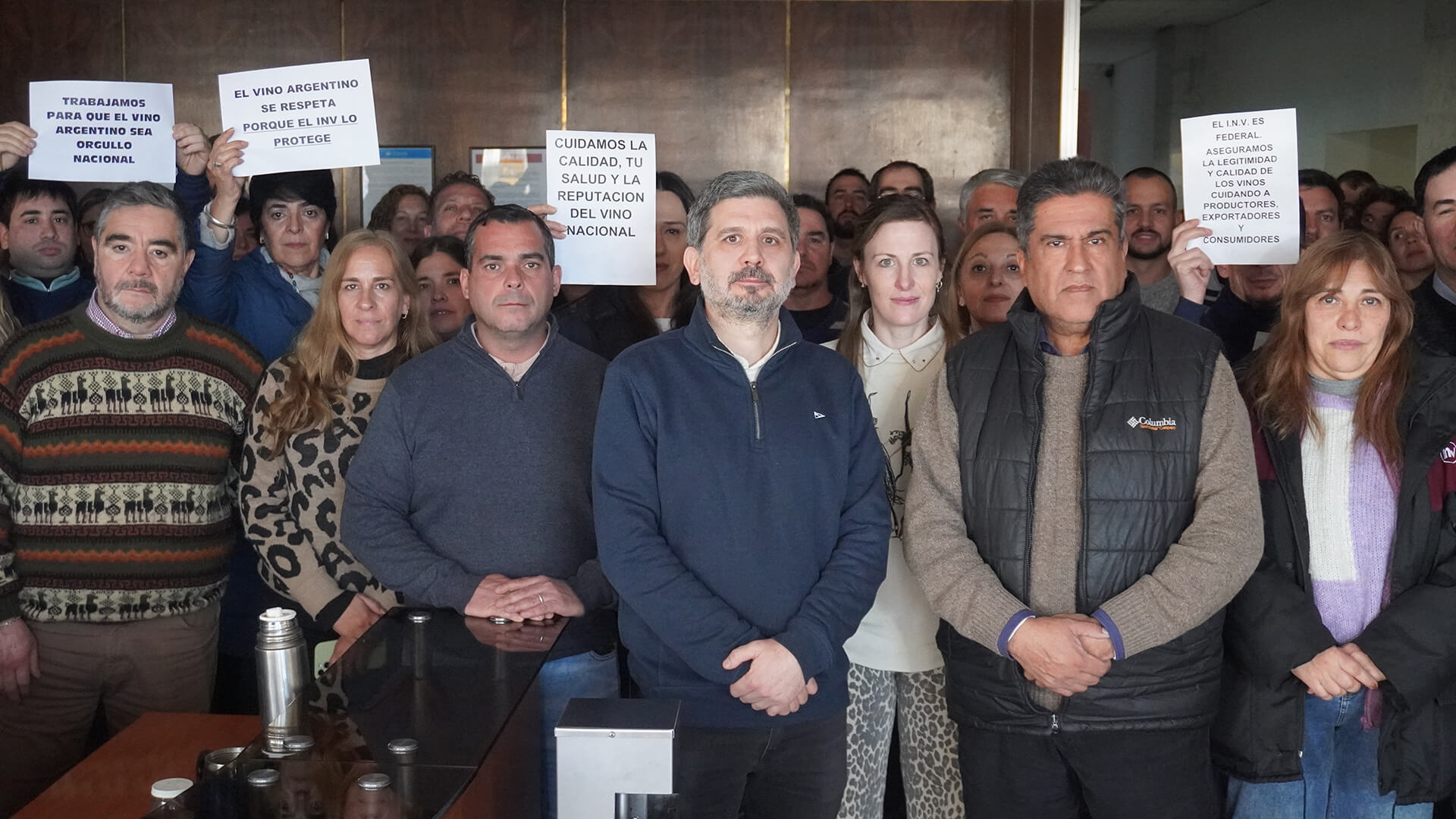 Protestas en el INV: trabajadores alertan por la trazabilidad y los controles en la vitivinicultura 2 reclamo inv sol 1