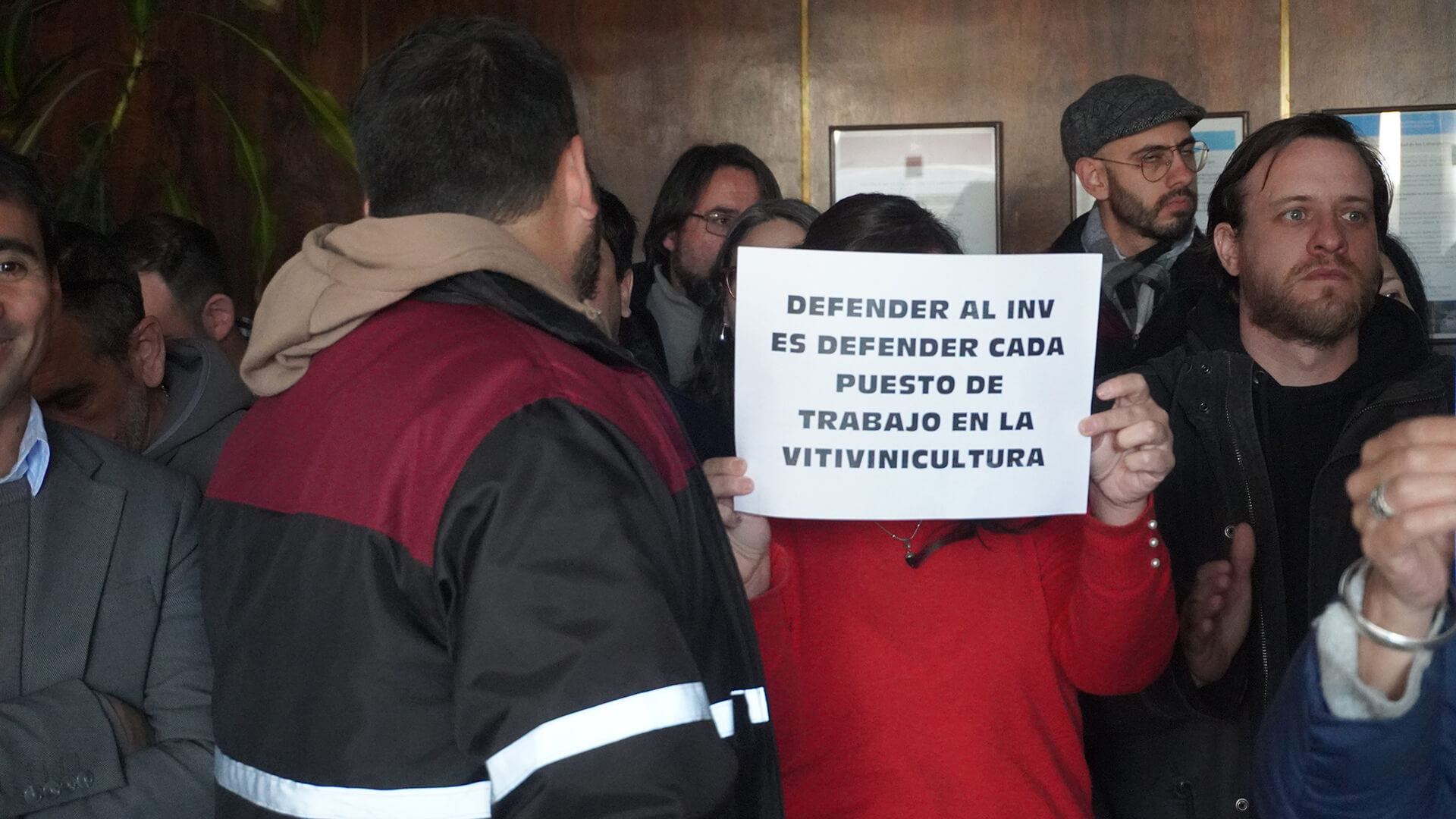 Protestas en el INV: trabajadores alertan por la trazabilidad y los controles en la vitivinicultura 3 reclamo inv sol 3