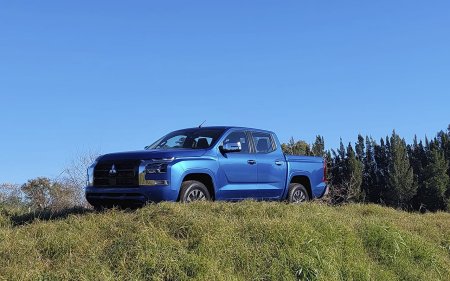 l200 de costado