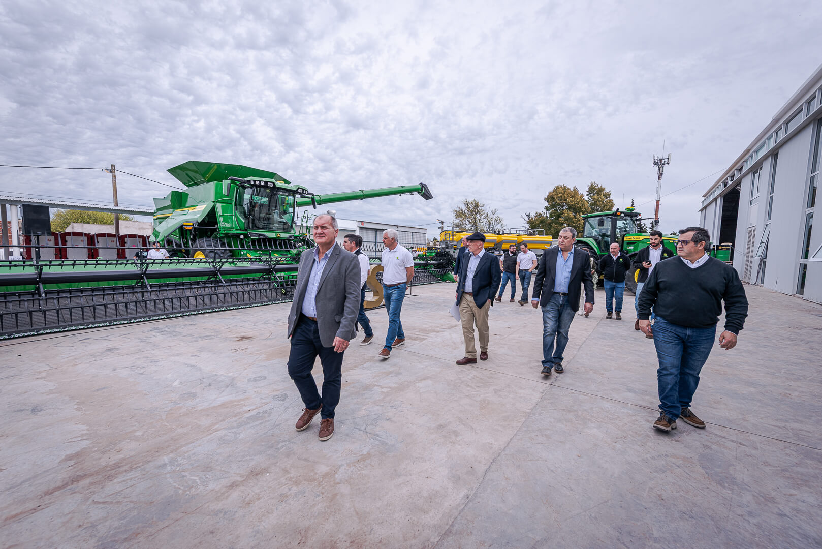 Desde Tandil, impulsan la evolución del agro con inversiones estratégicas 1 Directivos CeresTolvas recorriendo nuevo Concesionario John Deere