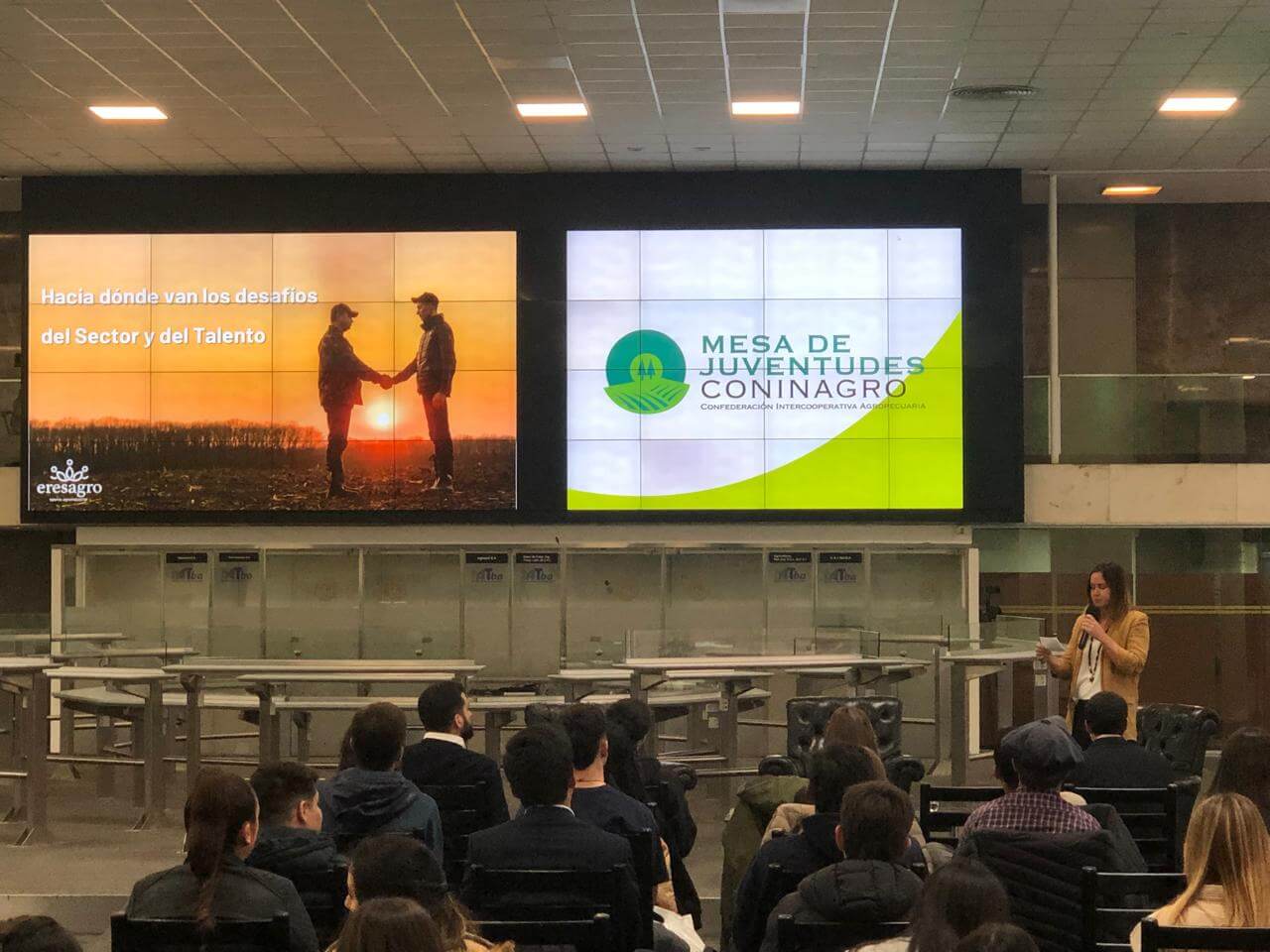 ENRIQUETA Dando charla