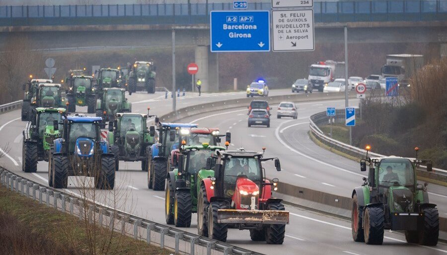 El campo español, en pie de guerra contra el Mercosur: “¿Si no controlan la cocaína, van a hacerlo con la carne o la miel?” 2 PROTESTA AGRICULTORES barcelona e1767111725244