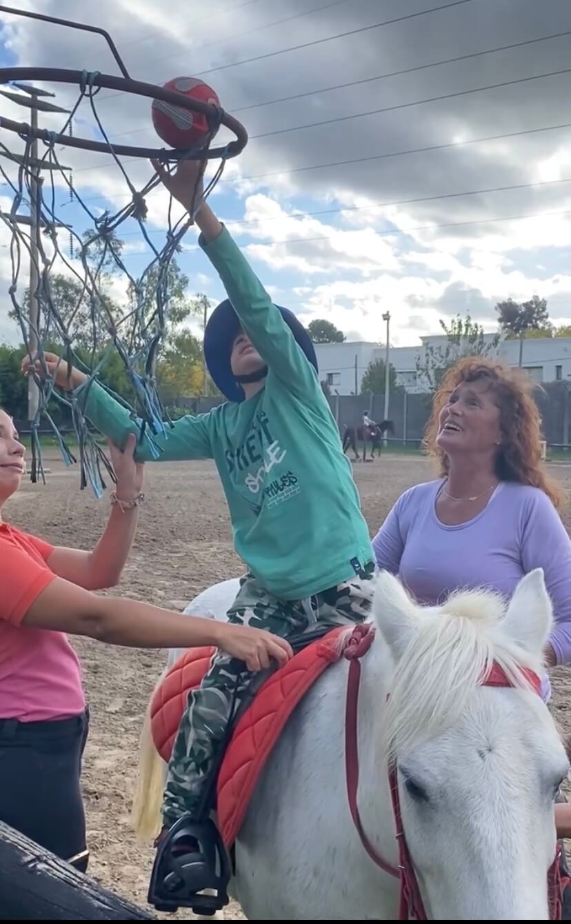 La “magia” de la equinoterapia: “He visto caballos hacer cosas que la ciencia no puede explicar” 3 Karina Galak y Donato mi hijo
